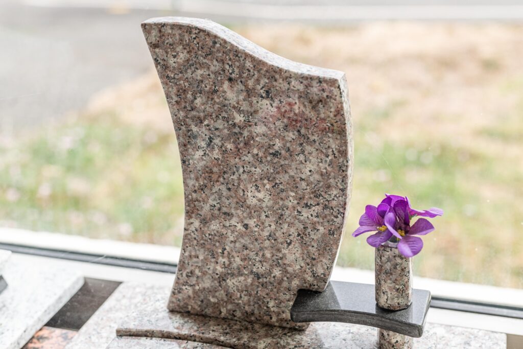 pierre tombale avec fleur