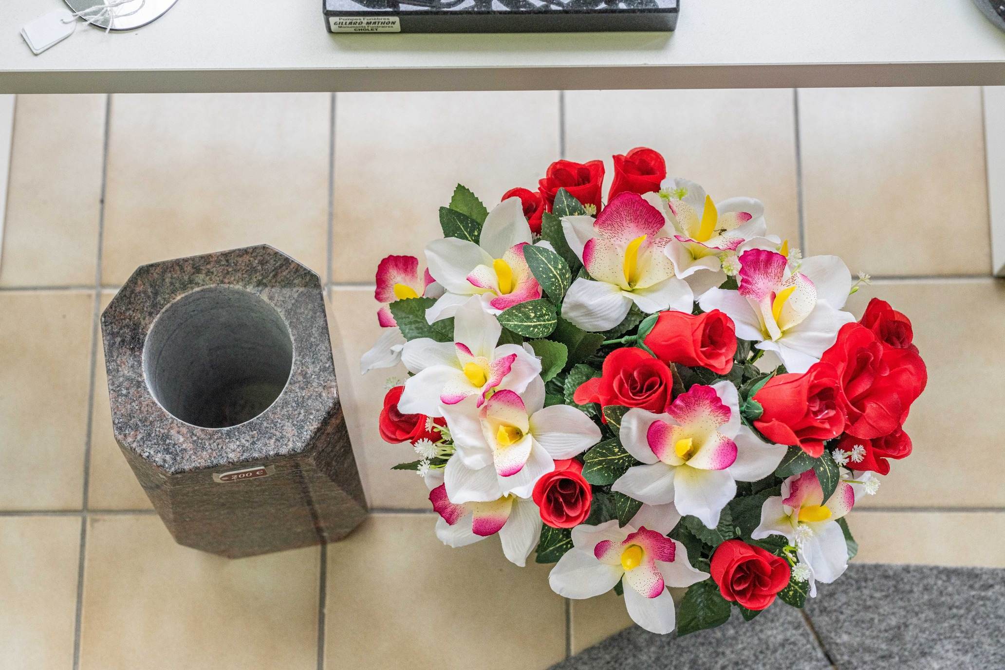 bouquet de fleur et urne granite